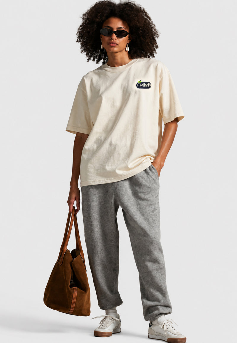 T-shirt Melinda Collection, color crema, modello donna, indossato per intero