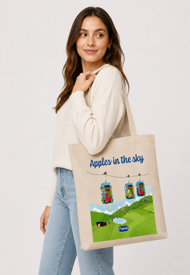 Tote Bag Organic Premium Melinda, stampa con funivia e mele, indossato