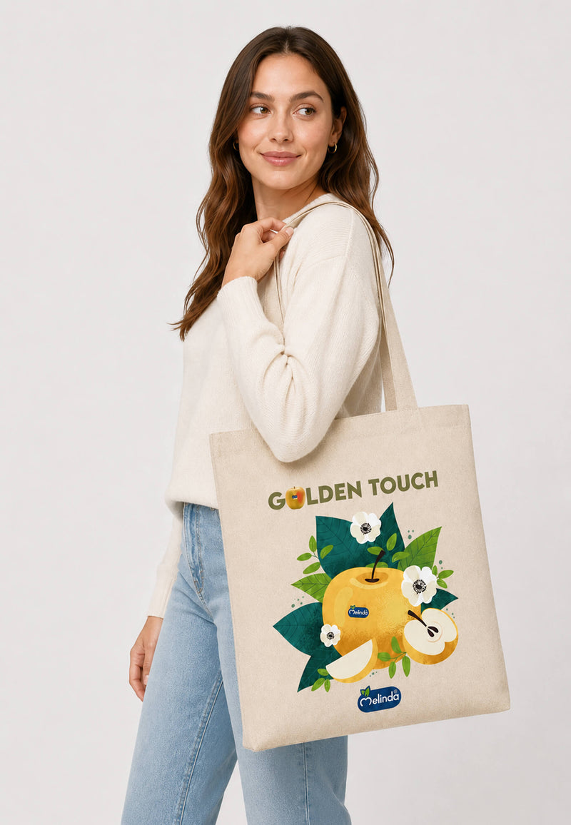 Tote Bag Organic Premium Melinda, stampa Golden Touch con mela gialla, indossato
