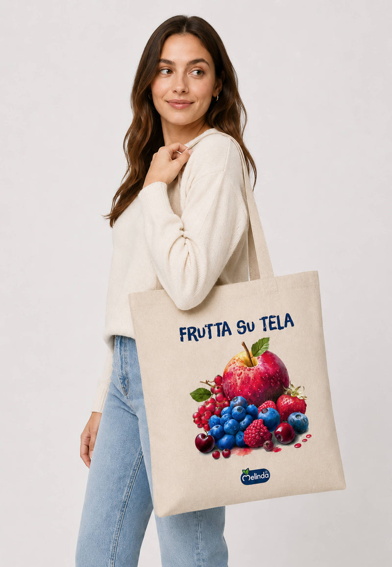 Tote Bag Organic Premium Melinda, stampa Frutta su tela con frutti di bosco, indossato