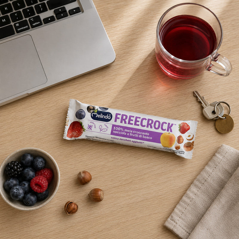 Barretta Freecrock Melinda nocciola e frutti di bosco ambientata con gli ingredienti