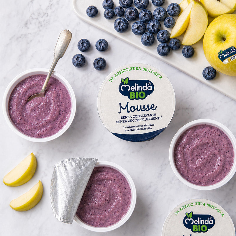Mousse BIO Melinda gusto mirtillo servita con frutta fresca