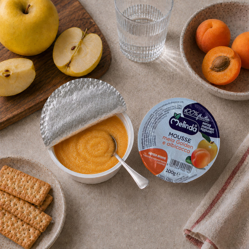 Mousse di frutta Melinda gusto albicocca servita con frutta fresca