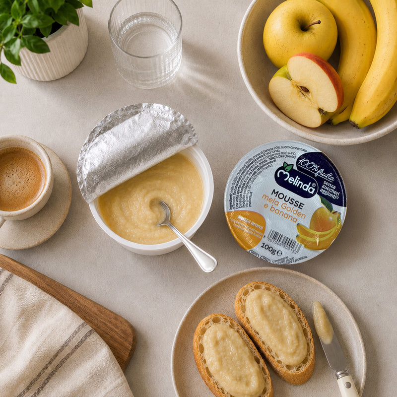 Mousse di frutta Melinda gusto banana servita con frutta fresca
