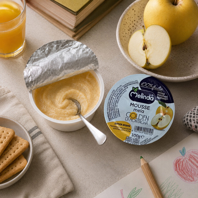 Mousse di frutta Melinda gusto mela Golden servita con frutta fresca