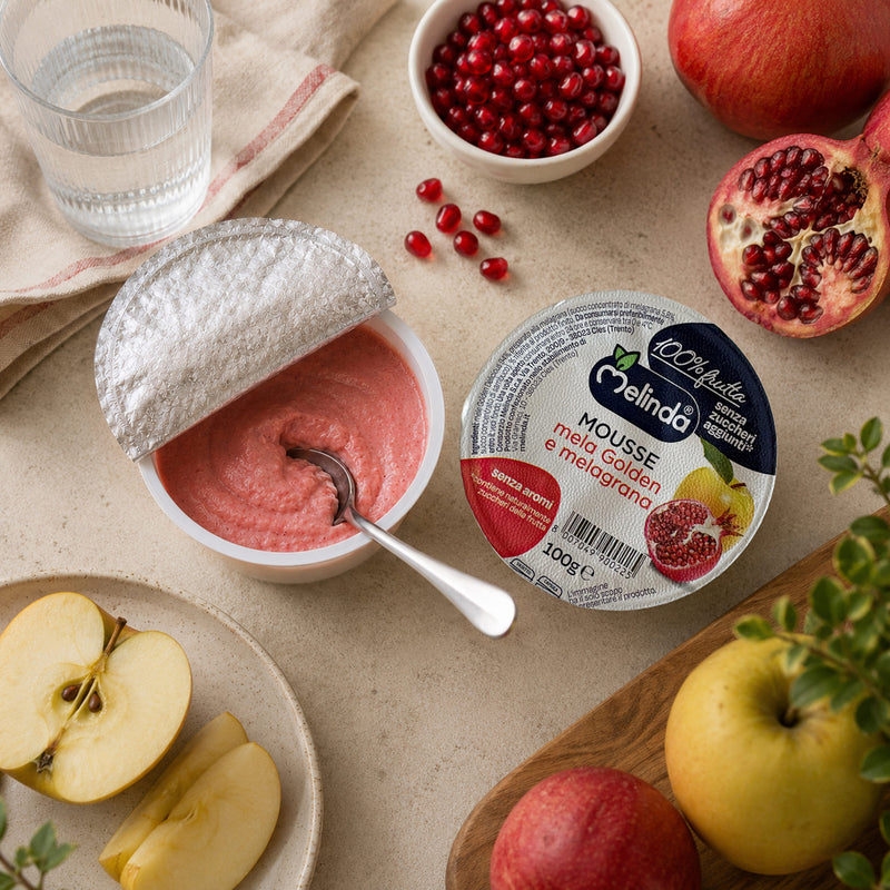Mousse di frutta Melinda gusto melagrana servita con frutta fresca