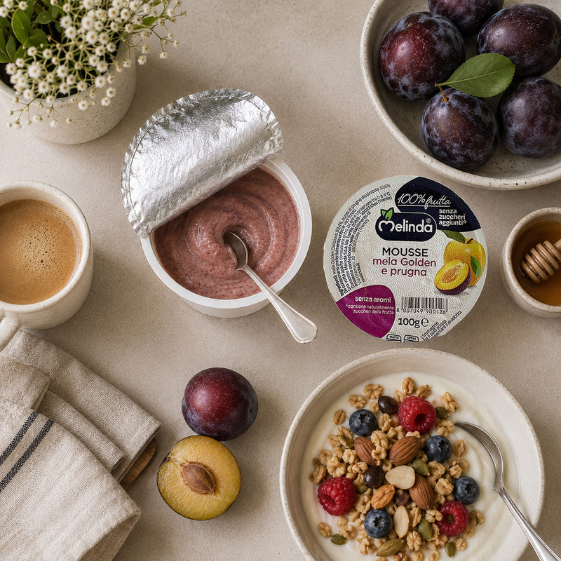 Mousse di frutta Melinda gusto prugna servita con frutta fresca