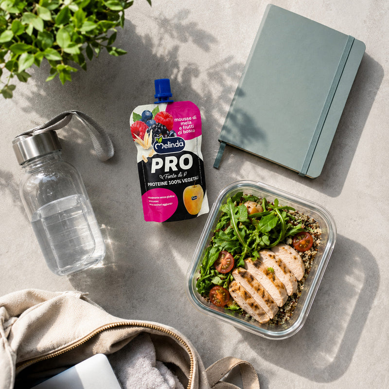 Snack proteico PRO Melinda frutti di bosco ambientato con la frutta