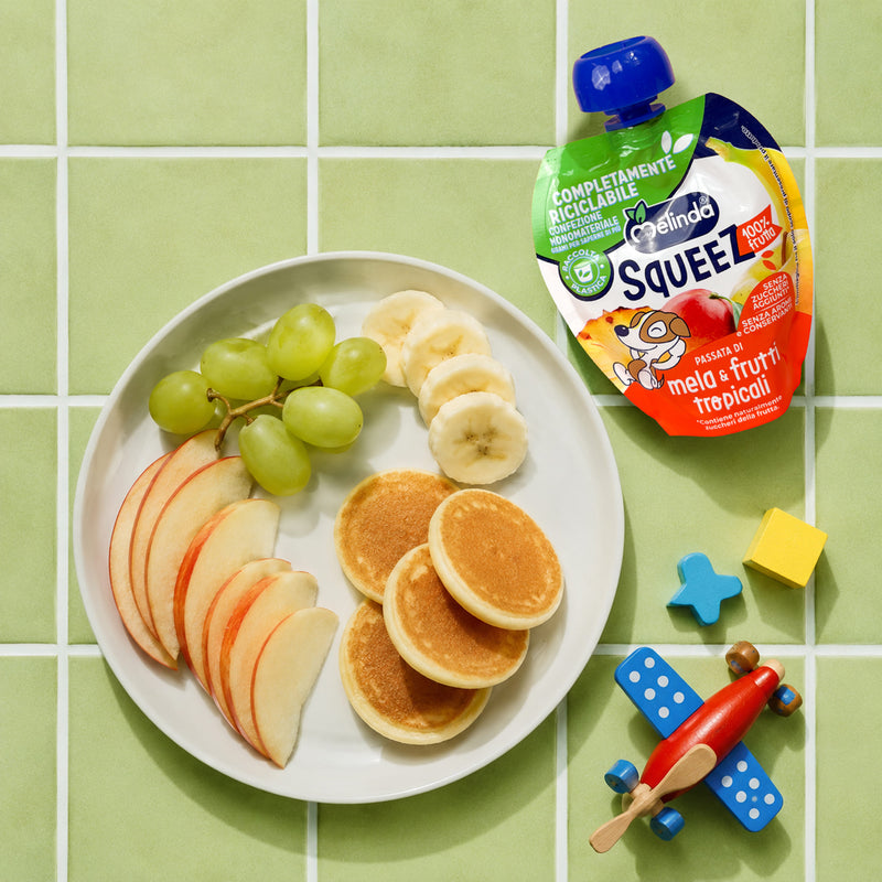Squeez Melinda gusto frutti tropicali in una scena di merenda