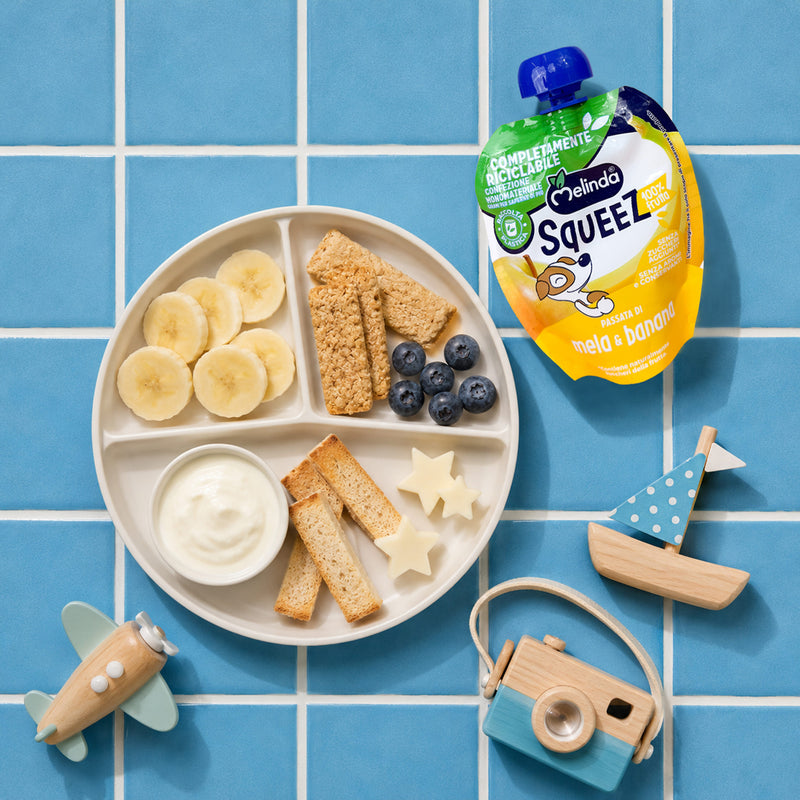 Squeez Melinda gusto banana in una scena di merenda