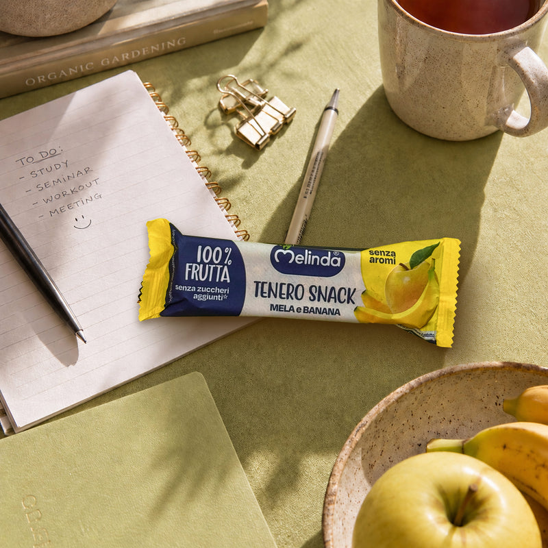 Barretta Tenero Snack Melinda gusto banana in una scena di merenda