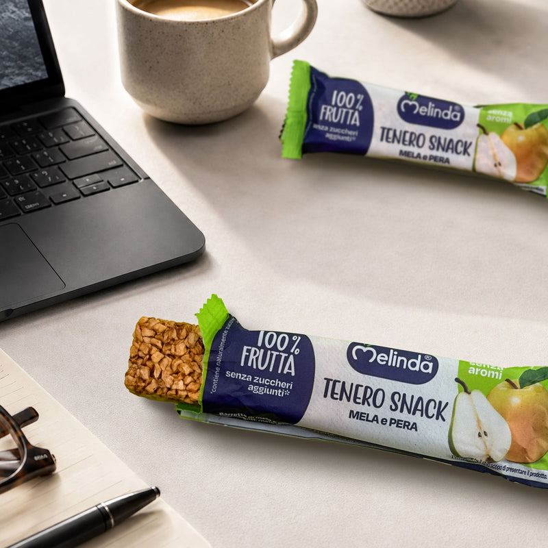 Barretta Tenero Snack Melinda gusto pera in una scena di merenda