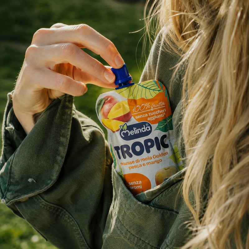 Melinda Tropic pesca e mango ambientato con la frutta