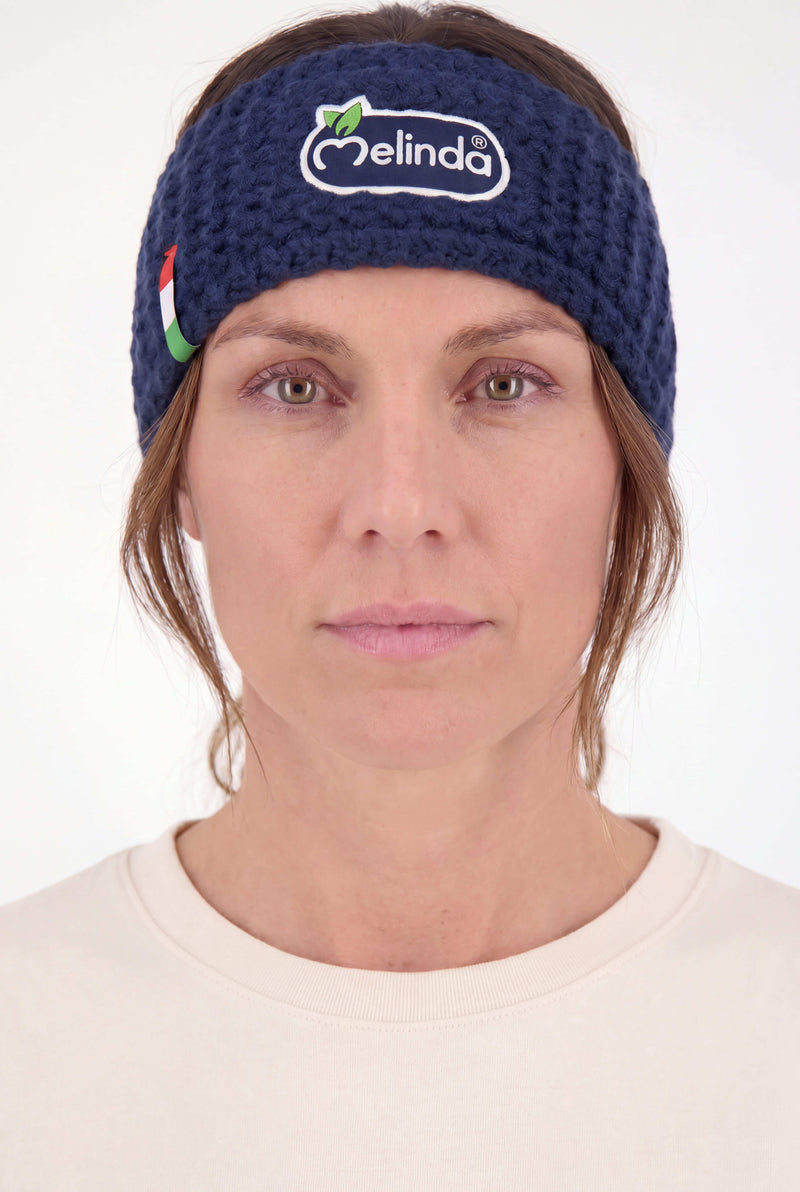 Donna che indossa la fascia blu Melinda Collection